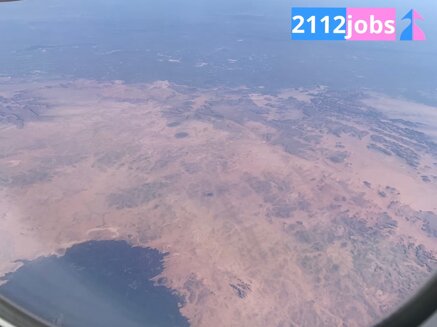 Immagine di una vista aerea sul deserto montuoso con spazi verdi che lo circondano. Crediamo quindi nello sviluppo aziendale in ogni condizione presente.