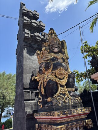 tanah lot 1.jpeg
