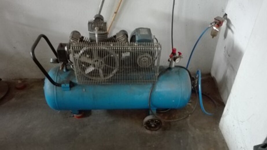 Compressore 100 l a 3 teste Mod. P6OW3/100M ? 700,00 + IVA Compressore 100 l a 3 teste Mod. P6OW3/100M ? 700,00 + IVA