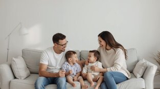 genitori e figli felici in un salotto.jpeg