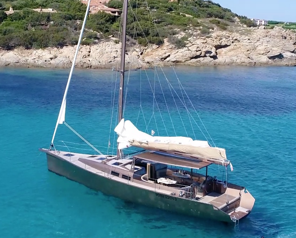 barca a vela nell'arcipelago della Maddalena