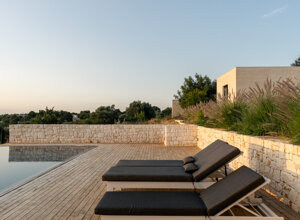 Piscina a sfioro con vista panoramica sulla Valle d'Itria, Casa C, Corsaro Architetti Puglia