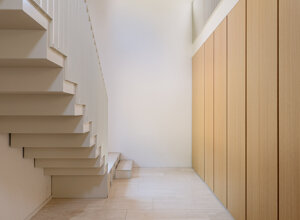 Effevu House, scala sospesa e armadiature in rovere chiaro