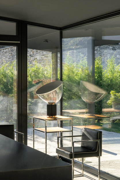 Lampada FLOS, Arredo iconico anni Settanta nel soggiorno di Casa AF, progetto di restauro conservativo