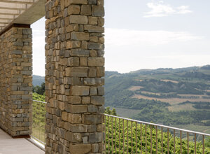 Effevu House, pilastri in pietra del portico con vista sulle colline di Modigliana