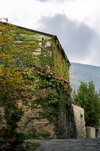 Facciata in pietra arenaria del progetto Vertigo a Brugnello, borgo medievale della Val Trebbia