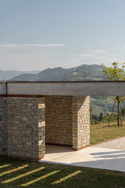 Casa in sasso originaria e volume contemporaneo in dialogo sul declivio collinare, Ellevuelle Architetti