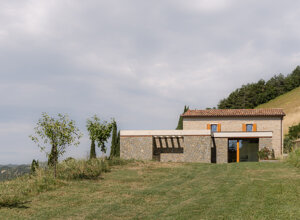 Effevu House, casale in sasso e nuovo volume tra gli ulivi sulle colline romagnole