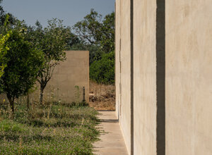 Spazio esterno della corte orientato verso il paesaggio a sud della Valle d'Itria, progetto Corsaro Architetti