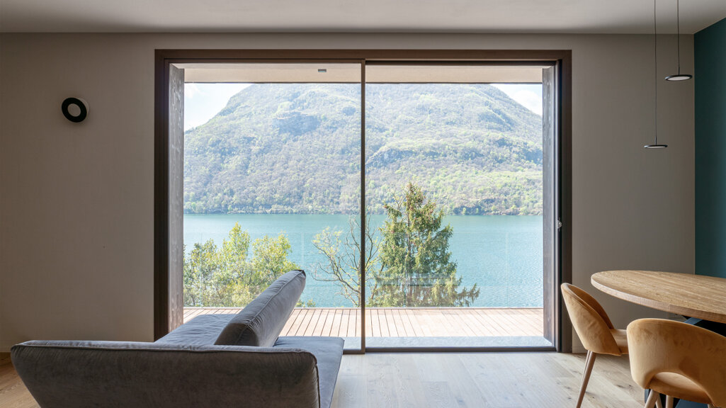 30. la casa sul lago-soggiorno con vista-elena bertinotti.jpeg