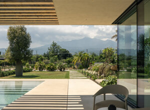 Vista del volume architettonico di Villa Hermosa con sfondo Etna, architettura contemporanea in Sicilia
