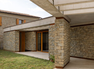 Effevu House, portico in pietra e vetrate con infissi in rovere