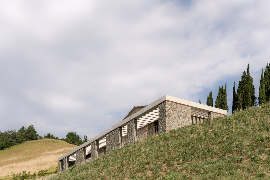  Vista panoramica sulla valle romagnola dalla terrazza di Effevu House, architettura rurale contemporanea 
