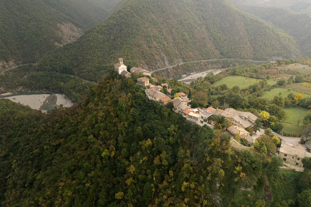 Vista panoramica sui meandri del fiume Trebbia dalla finestra del progetto Vertigo, Brugnello