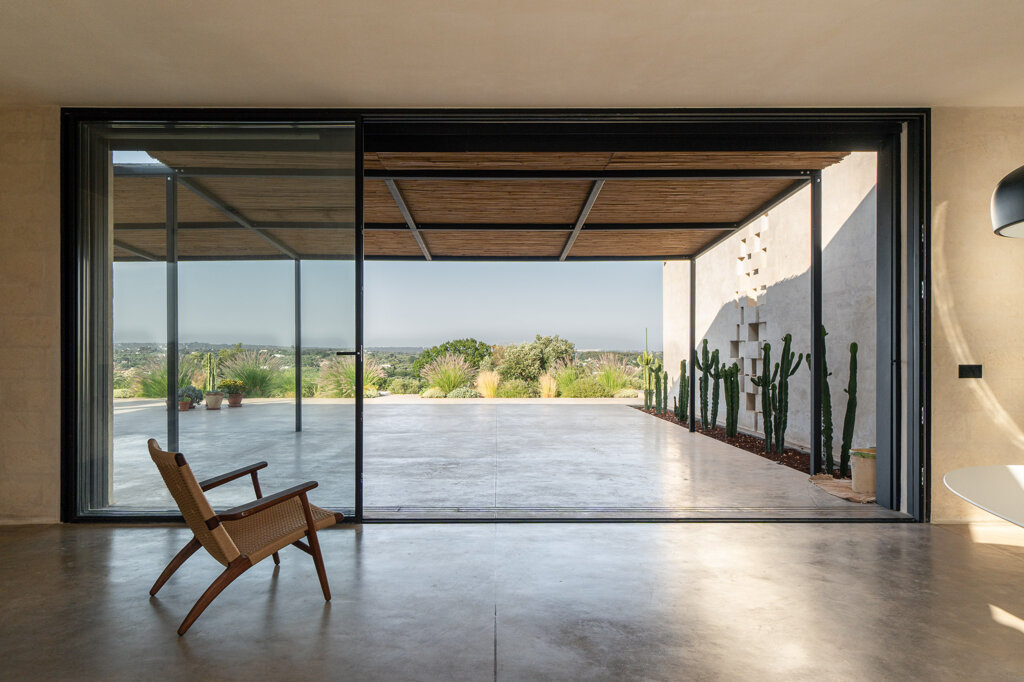 Living open space in pietra con zona pranzo e cucina su misura, Casa C, Corsaro Architetti