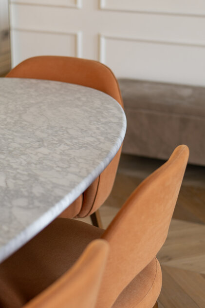 Tavolo scultoreo in marmo Calacatta con sedute nordiche arancione nel living, ristrutturazione Pierattelli Architetture Tavolo scultoreo in marmo Calacatta con sedute nordiche arancione nel living, ristrutturazione Pierattelli Architetture