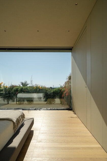 Master bedroom con bagno privato e spogliatoio, parquet in legno su misura, Sicilia