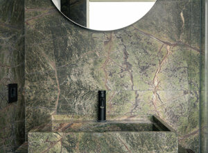 eyJpdCI6IkJhZ25vIG1vbm9saXRpY28gaW4gbGFzdHJlIGRpIG1hcm1vIGluIGNvbnRpbnVpdOAgc3UgcGF2aW1lbnRvIHBhcmV0aSBlIHNvZmZpdHRvLCBwcm9nZXR0byBWZXJ0aWdvIn0=