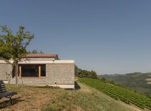 Effevu House, nuovo volume in pietra tra i vigneti con vista sulla valle