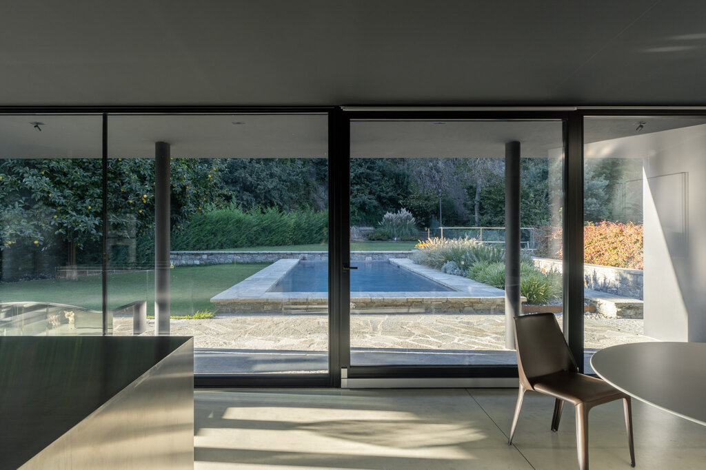 Giardino nord di Casa AF con roccia affiorante nelle Alpi Retiche di Sondrio