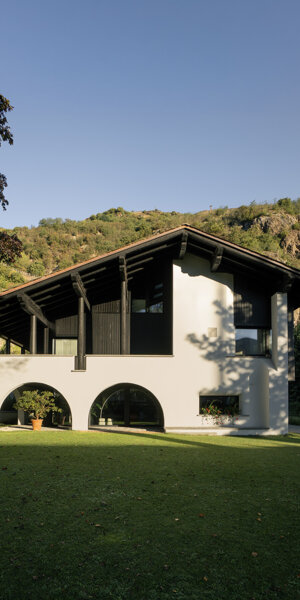 Giardino nord di Casa AF con roccia affiorante nelle Alpi Retiche di Sondrio