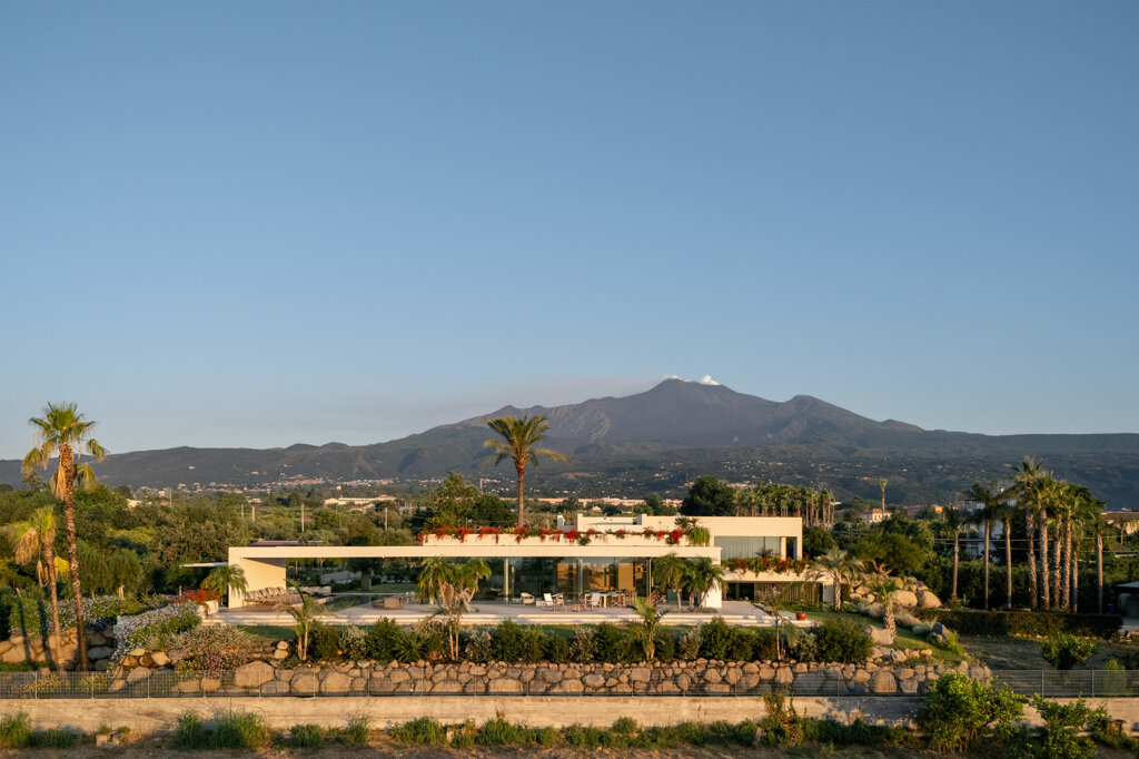  Villa Hermosa, residenza privata in Sicilia con volume orizzontale integrato nel paesaggio costiero - Atelier Iraci Architetti 
