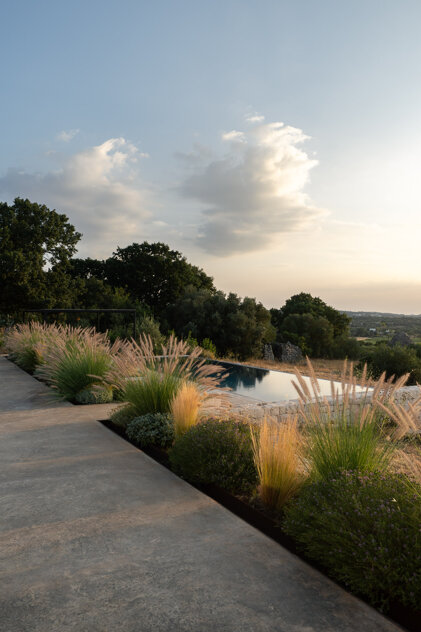 Piscina a sfioro con vista panoramica sulla Valle d'Itria, Casa C, Corsaro Architetti Puglia