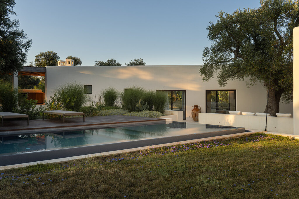 Corte interna riservata con piscina e zona living outdoor di Casa E in Puglia