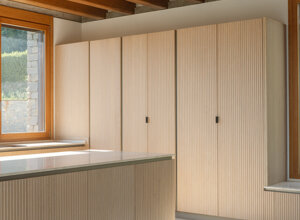 Effevu House, armadiature su misura in legno chiaro