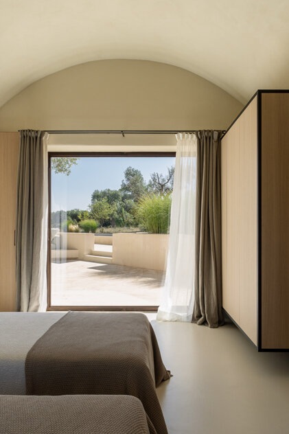 Corte interna riservata con piscina e zona living outdoor di Casa E in Puglia