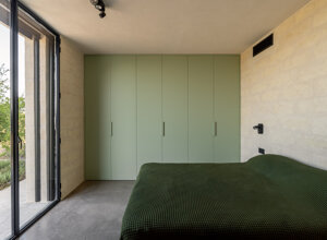 Camera ospiti con accesso al giardino privato, interior design Corsaro Architetti Puglia