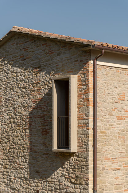 Fienile recuperato con nuove aperture in legno di rovere, progetto residenziale colline romagnole