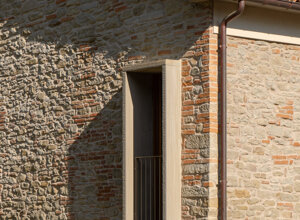 Effevu House, dettaglio della muratura in sasso e mattone con finestra