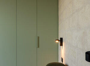 Camera ospiti con accesso al giardino privato, interior design Corsaro Architetti Puglia