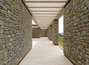 Effevu House, portico in pietra con pergola e pavimento in travertino