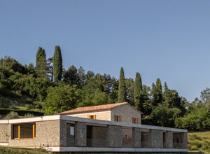 Effevu House, casale recuperato tra i cipressi delle colline romagnole