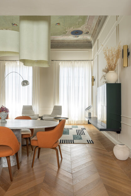 Zona living di Casa A con soffitto affrescato, luce naturale e arredi contemporanei, appartamento Firenze centro storico Zona living di Casa A con soffitto affrescato, luce naturale e arredi contemporanei, appartamento Firenze centro storico