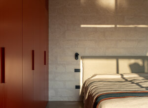 Camera da letto con bagno en suite e luce calda assorbita dalla pietra, residenza Valle d'Itria