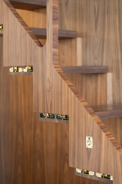 Scala retraibile con sistema a cerniere speciali nella boiserie in noce, soluzione su misura Pierattelli Architetture Scala retraibile con sistema a cerniere speciali nella boiserie in noce, soluzione su misura Pierattelli Architetture