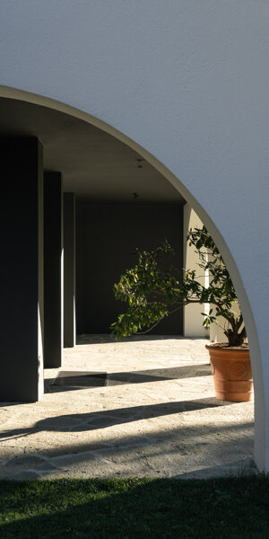 Salone con portico ad archi e vetrate sul giardino, restauro conservativo Rocco Borromini