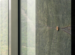 eyJpdCI6IkJhZ25vIG1vbm9saXRpY28gaW4gbGFzdHJlIGRpIG1hcm1vIGluIGNvbnRpbnVpdOAgc3UgcGF2aW1lbnRvIHBhcmV0aSBlIHNvZmZpdHRvLCBwcm9nZXR0byBWZXJ0aWdvIn0=