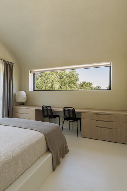Letto in muratura stile pugliese moderno nella camera principale di Casa E