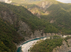 Vista panoramica sui meandri del fiume Trebbia dalla finestra del progetto Vertigo, Brugnello