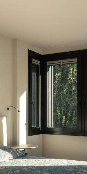 Bow window della camera da letto padronale affacciato sugli alberi, Casa AF Sondrio