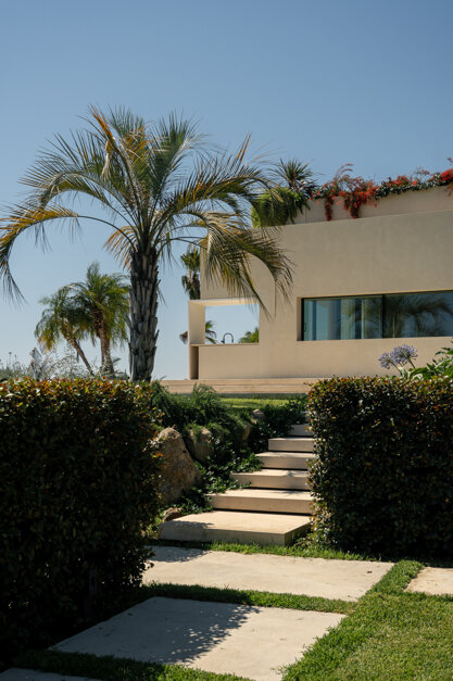 Palme siciliane e specie subtropicali nel giardino di Villa Hermosa, paesaggio costiero Catania