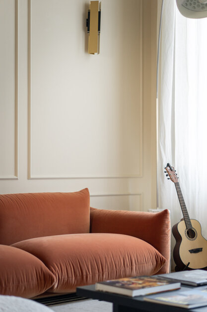 Divano color ruggine con poltrone girevoli e tappeto multicolore, interior design appartamento Firenze Divano color ruggine con poltrone girevoli e tappeto multicolore, interior design appartamento Firenze