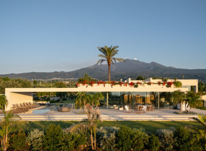 Vista del volume architettonico di Villa Hermosa con sfondo Etna, architettura contemporanea in Sicilia