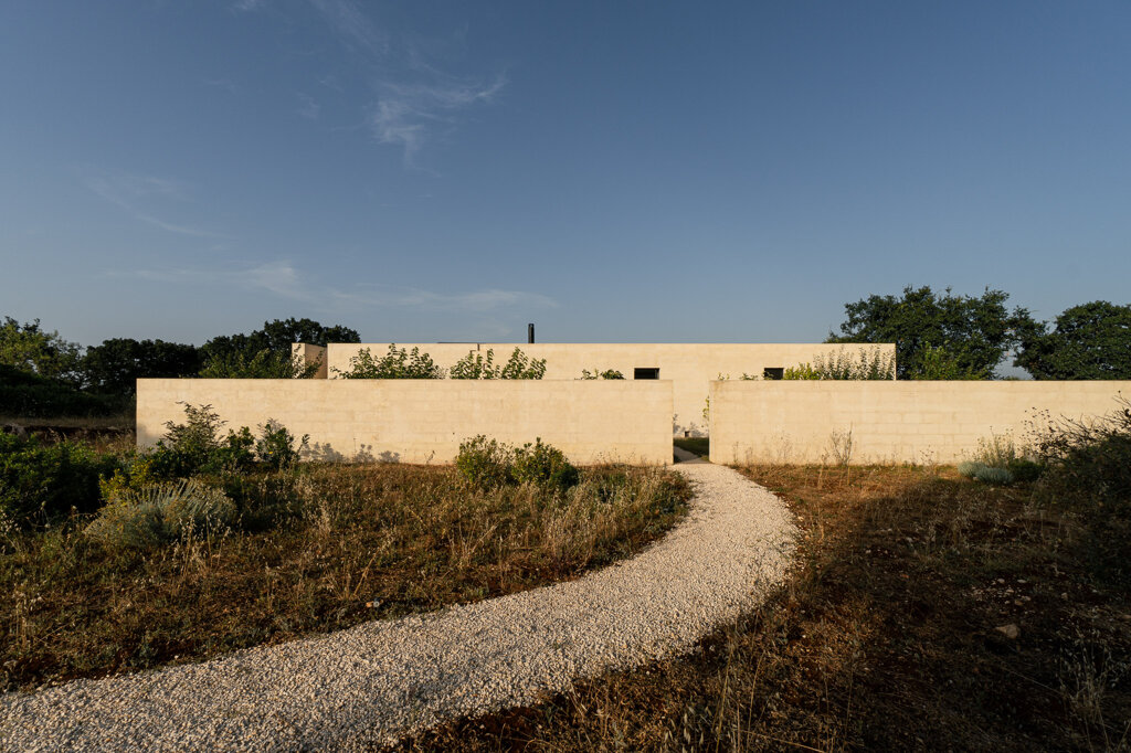 Cinta muraria in pietra che delimita la corte privata, progetto residenziale Corsaro Architetti Valle d'Itria