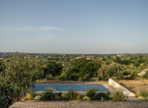 Vista aerea della casa a corte immersa negli uliveti della Valle d'Itria, Puglia
