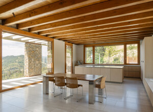 Effevu House, zona living con travi di copertura in rovere e affaccio sul paesaggio